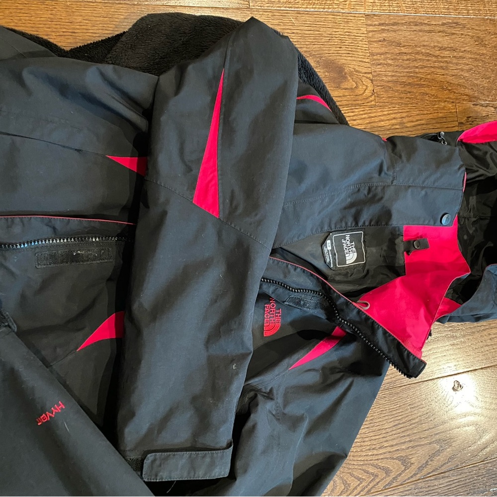 Women’s size 2 in 1 the North Face ski jacket. Very warm and zips together EUC